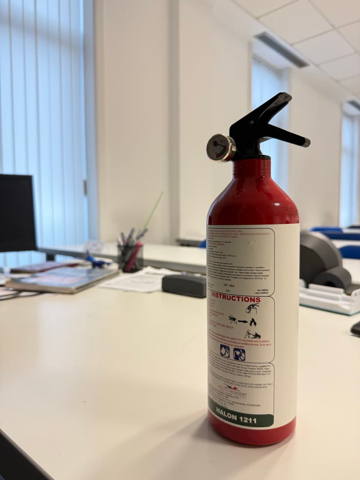 Echte Luftfahrt-Sicherheitsausrüstung: Schwimmwesten, Sauerstoffmasken und Feuerlöscher für Cabin-Crew-Training
