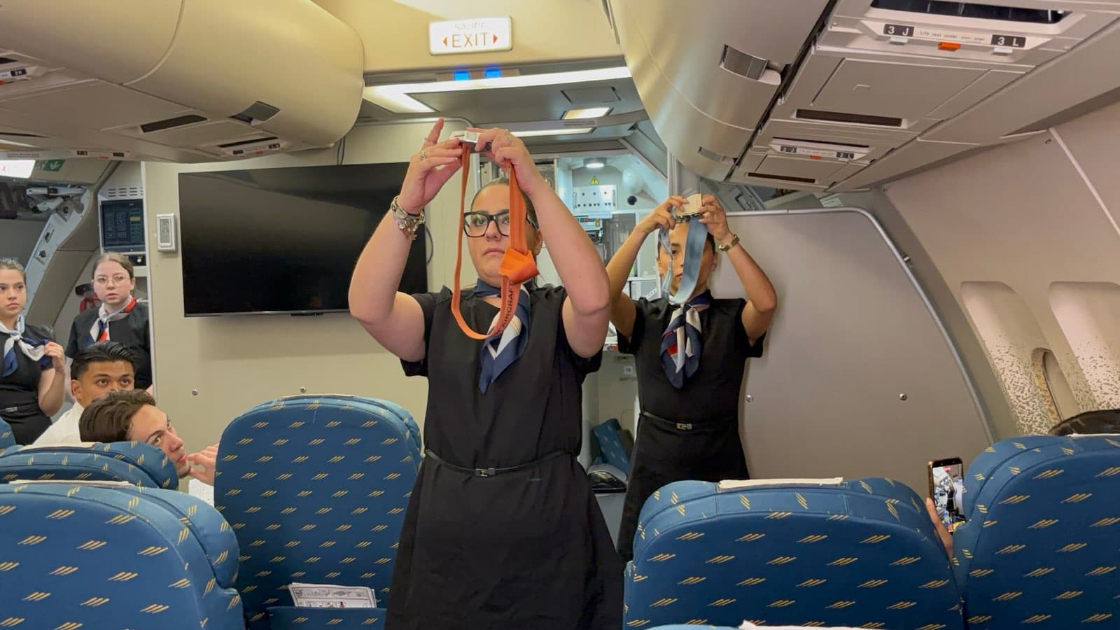 Rettungsfloß-Einsatz und Notwasserungsübung (Ditching) für CCA-Flugbegleiter-Studenten