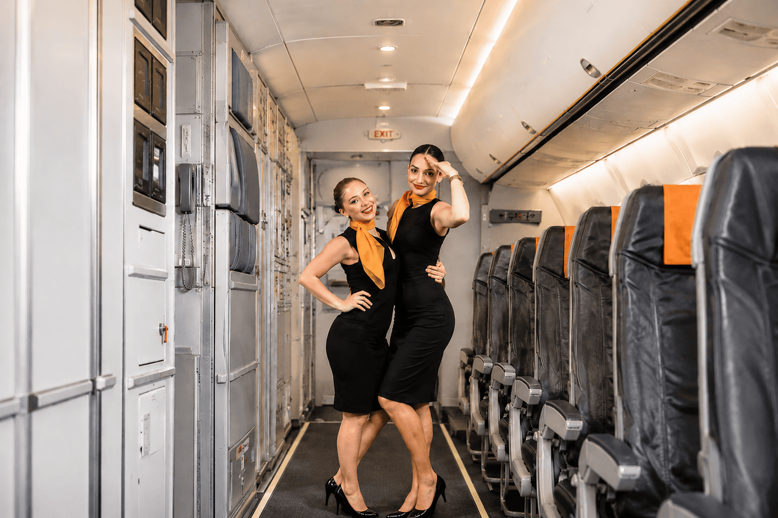 Hospedeiras de bordo durante formação prática a bordo de um avião